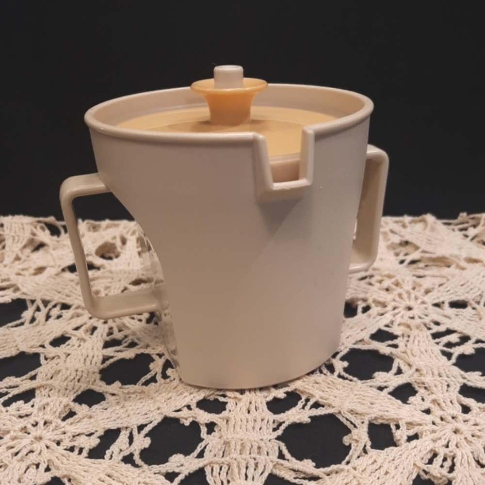 Vintage Tupperware Creamer Almond & Gold 1415-4 w/ Push Button Seal